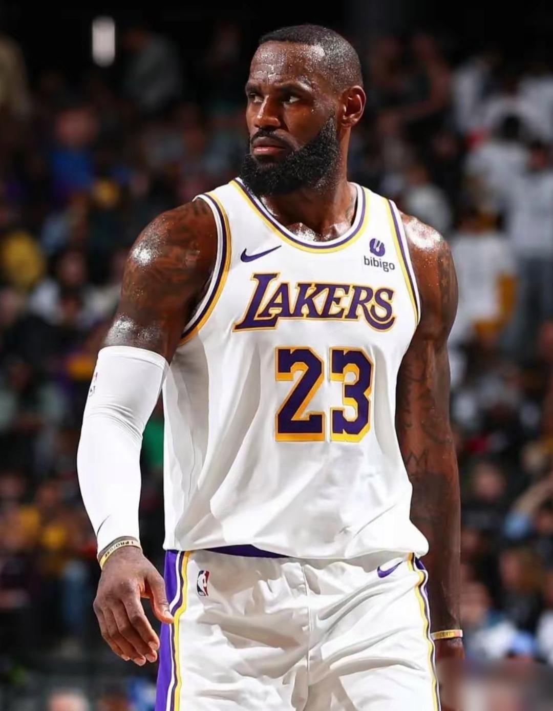 詹姆斯连续十二场比赛得分超过关键助攻，热火挑战极限！的简单介绍